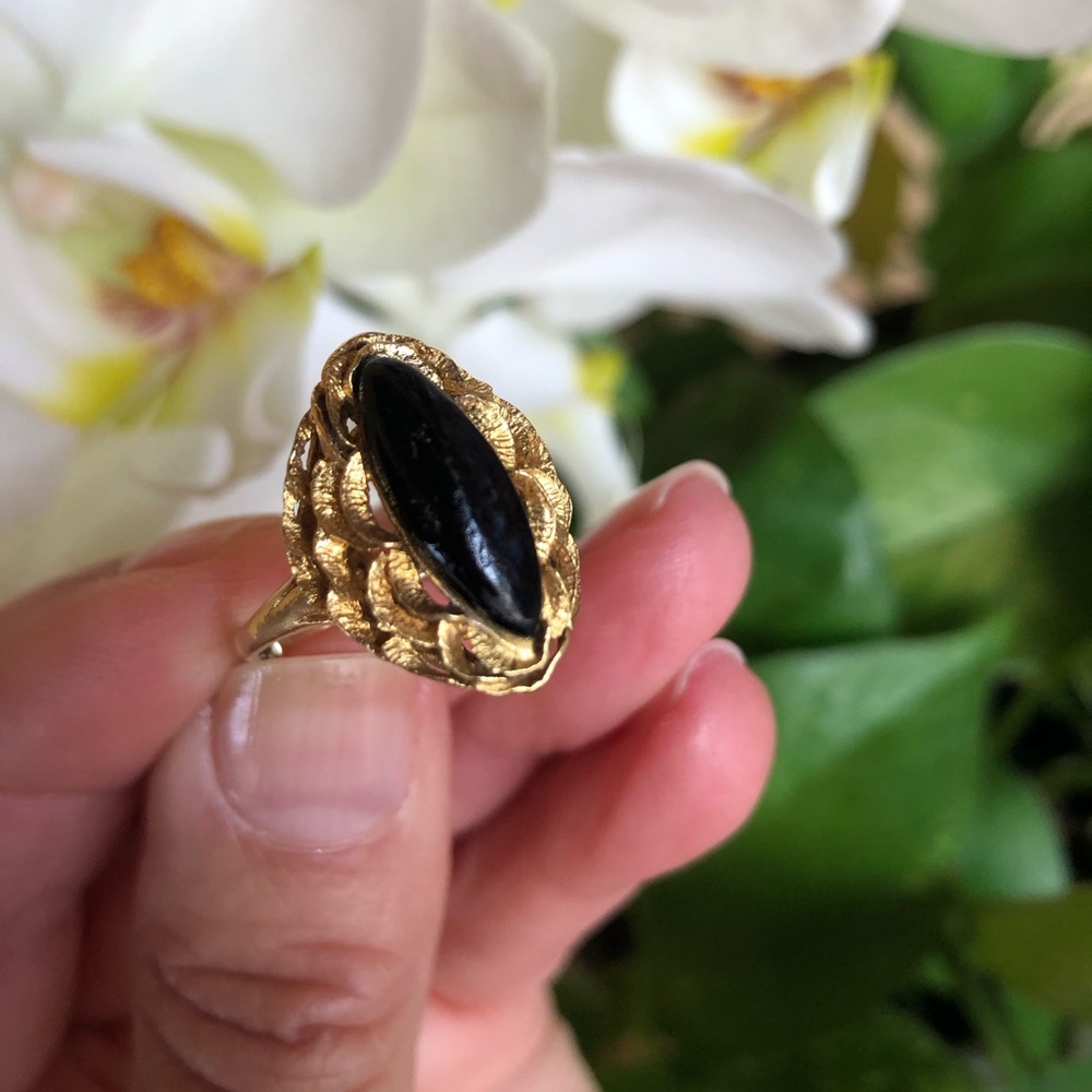 Antique Victorian Era 18K Gold Filagree Mourning Ring with Black Jet Center